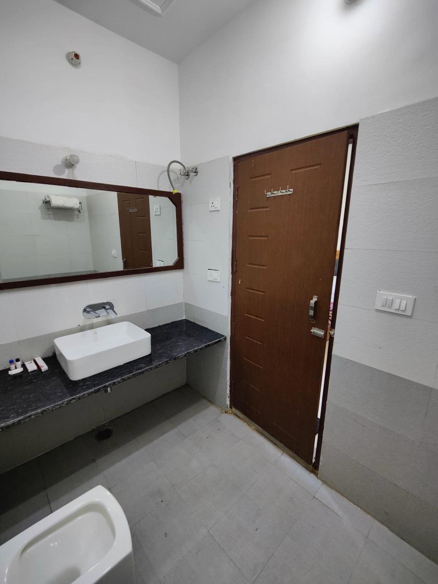 Alaknanda Motel & Restaurant Rudraprayāg Zewnętrze zdjęcie